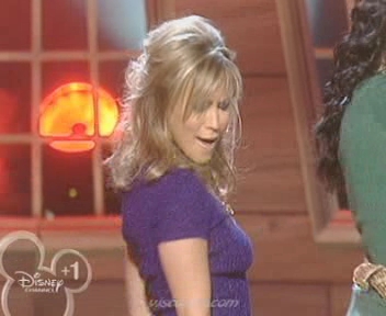 medley-somegirls-mmm-disneychannelkidsawards-09-04-04-015.jpg