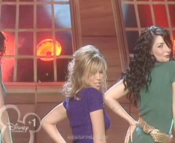 medley-somegirls-mmm-disneychannelkidsawards-09-04-04-016.jpg