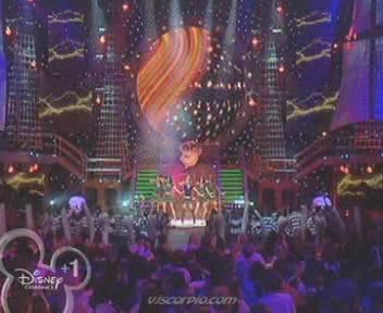 medley-somegirls-mmm-disneychannelkidsawards-09-04-04-031.jpg