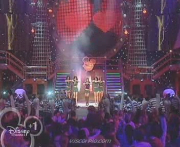 medley-somegirls-mmm-disneychannelkidsawards-09-04-04-032.jpg