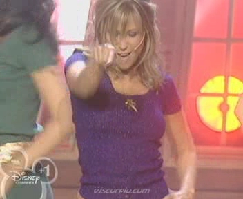 medley-somegirls-mmm-disneychannelkidsawards-09-04-04-059.jpg