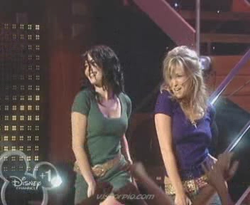 medley-somegirls-mmm-disneychannelkidsawards-09-04-04-092.jpg