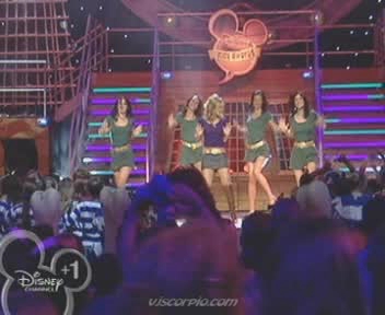 medley-somegirls-mmm-disneychannelkidsawards-09-04-04-096.jpg