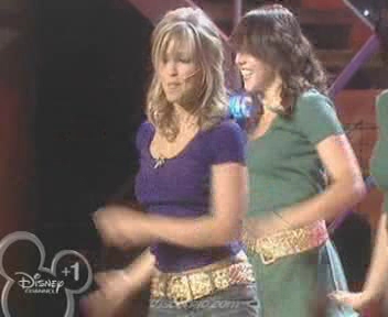 medley-somegirls-mmm-disneychannelkidsawards-09-04-04-112.jpg