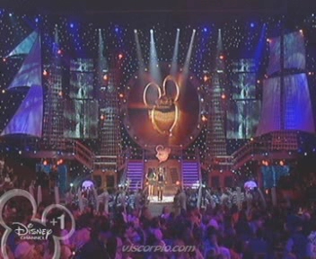 medley-somegirls-mmm-disneychannelkidsawards-09-04-04-130.jpg