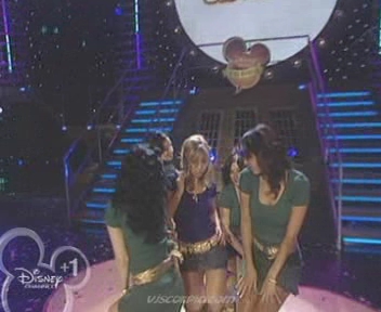 medley-somegirls-mmm-disneychannelkidsawards-09-04-04-133.jpg