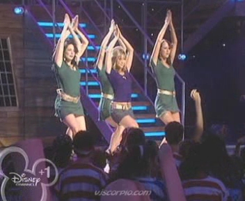 medley-somegirls-mmm-disneychannelkidsawards-09-04-04-136.jpg