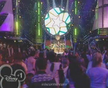 medley-somegirls-mmm-disneychannelkidsawards-09-04-04-140.jpg