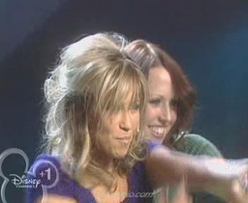 medley-somegirls-mmm-disneychannelkidsawards-09-04-04-148.jpg