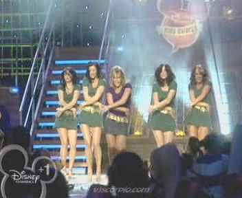 medley-somegirls-mmm-disneychannelkidsawards-09-04-04-168.jpg