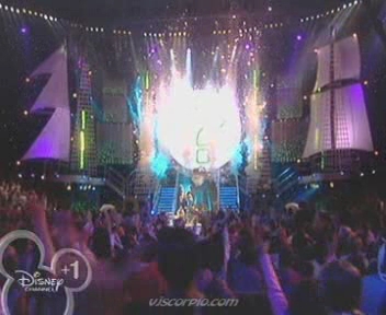 medley-somegirls-mmm-disneychannelkidsawards-09-04-04-210.jpg