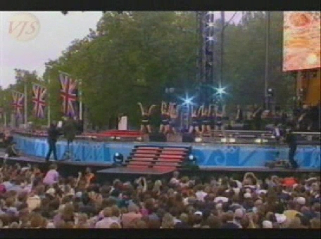 somegirls-olympictorchconcert-012.jpg
